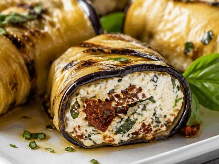 Rotolini di melanzane fredde con ricotta, basilico e pomodori secchi alla calabrese