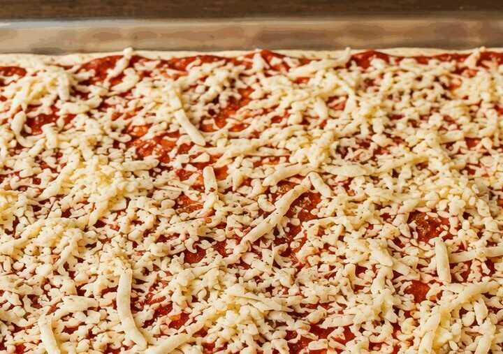 Scaccia ragusana con pomodoro e caciocavallo (Sicilia)