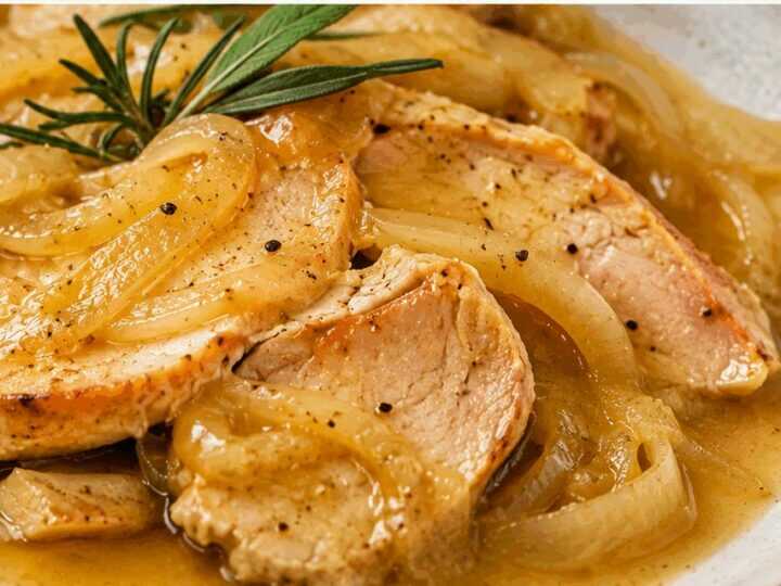 Tacchino alla Canavesana con cipolle e vino bianco: ricetta piemontese