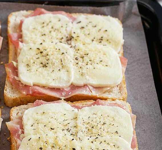 Toast Gratinati con Prosciutto e Mozzarella: la Ricetta Croccante e Filante Ideale per un Pasto Espresso