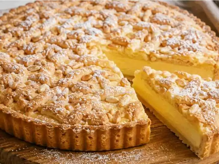 Torta della Nonna con crema pasticcera e pinoli: il dolce della tradizione toscana