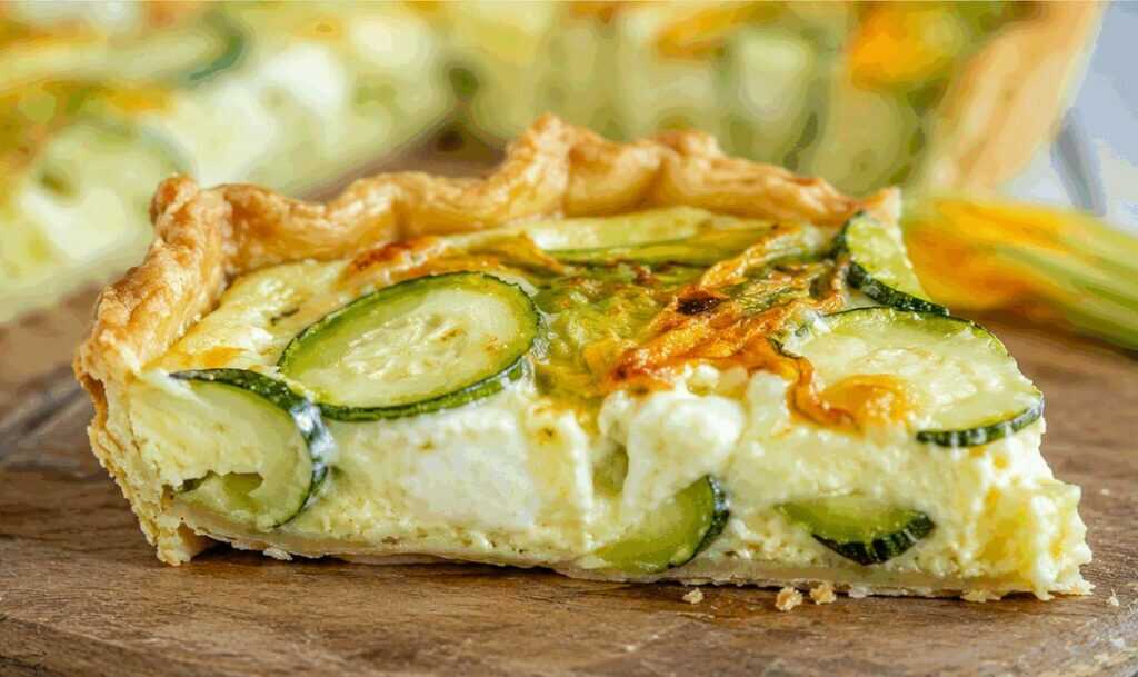 Torta salata con zucchine, stracchino e fiori di zucca