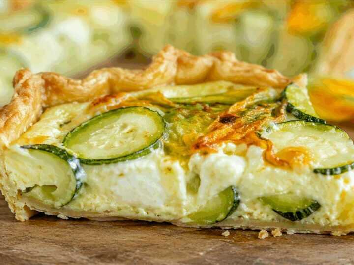Torta salata con zucchine, stracchino e fiori di zucca