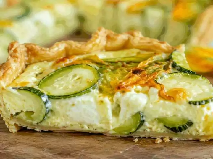 Torta salata con zucchine, stracchino e fiori di zucca
